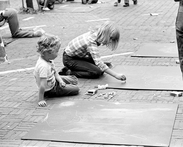 855562 Afbeelding van de 24e Kunstmarkt op het Janskerkhof te Utrecht, met enkele met krijt tekenende kinderen.